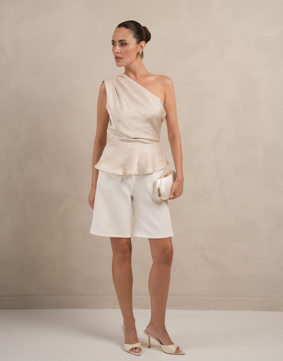 KLEDING-BEIGE-FLOWY-ONE-SHOULDER-TOP-WITTE-LANGE-SHORT