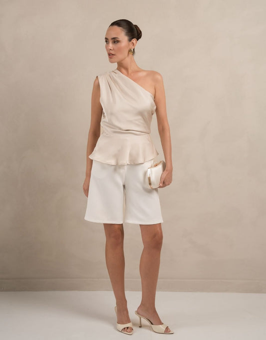 KLEDING-BEIGE-FLOWY-ONE-SHOULDER-TOP-WITTE-LANGE-SHORT