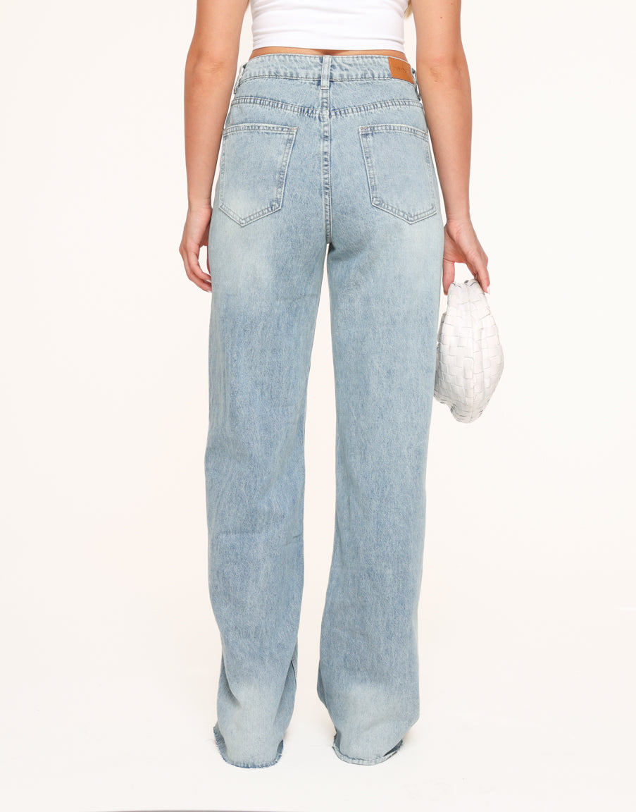CLOTHING-BLUE-DOUBLE-LOOK-DENIMS-JEANS-WHITE-CROPPED-SHORT-SLEEVES-TOP-WHITE-BRAIDED-BAG-02