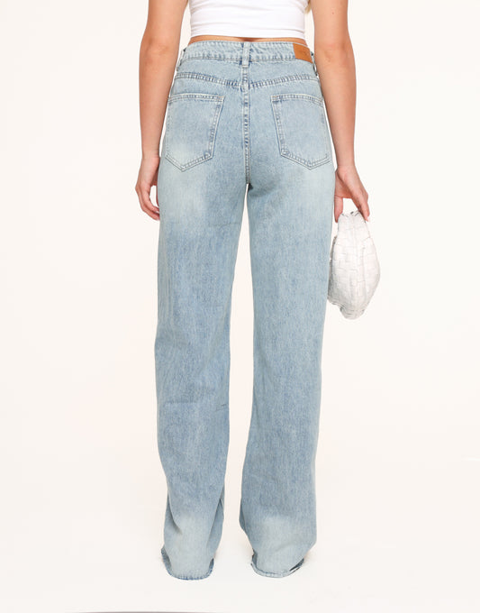CLOTHING-BLUE-DOUBLE-LOOK-DENIMS-JEANS-WHITE-CROPPED-SHORT-SLEEVES-TOP-WHITE-BRAIDED-BAG-02
