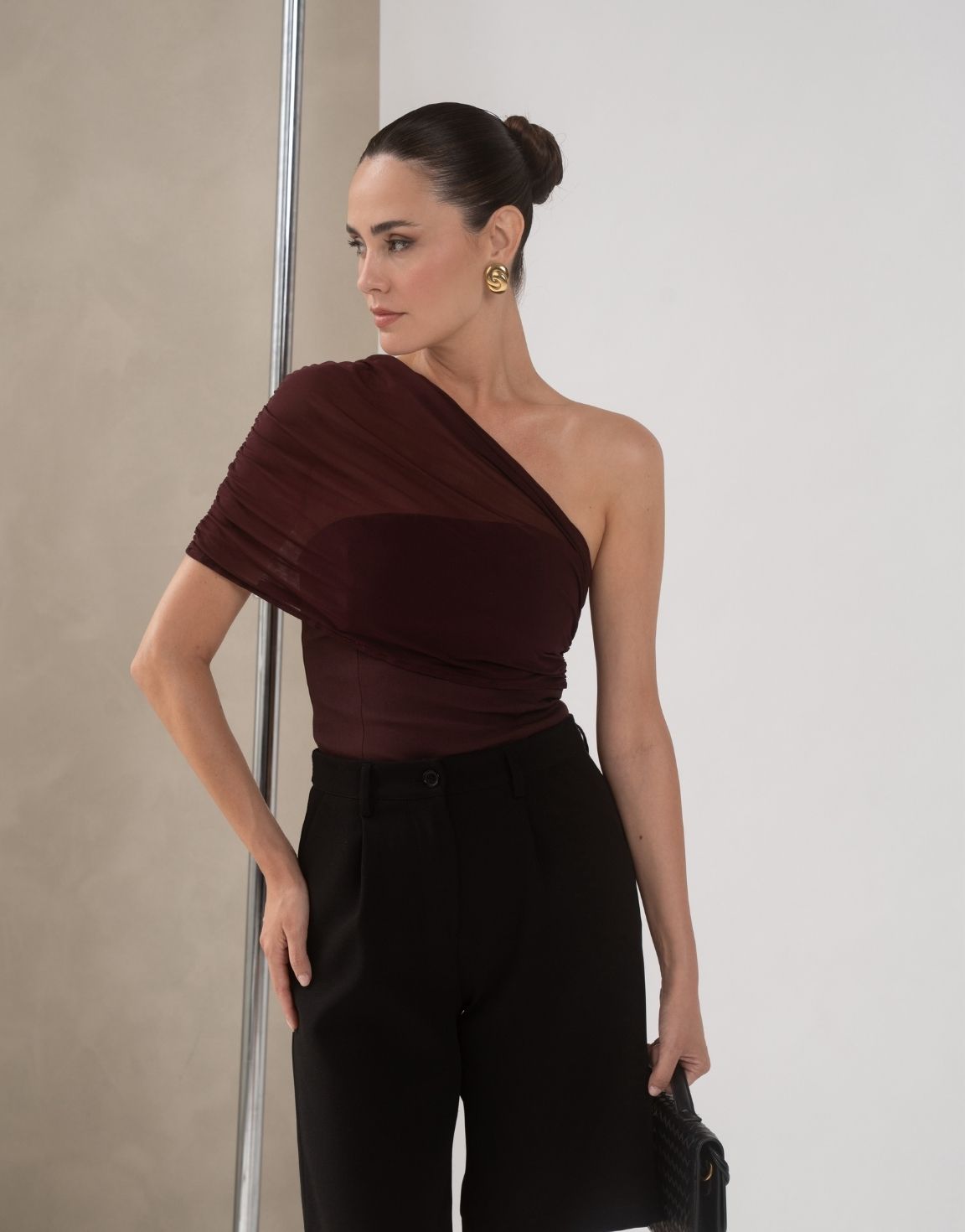 KLEDING-BRUINE-MESH-GEDRAPEERDE-TOP-ZWARTE-CAPRI-BROEK-01