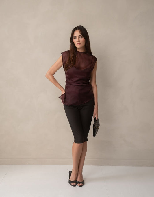 KLEDING-BRUINE-MESH-KORTE-MOUWEN-TOP-ZWARTE-CAPRI-BROEK-02