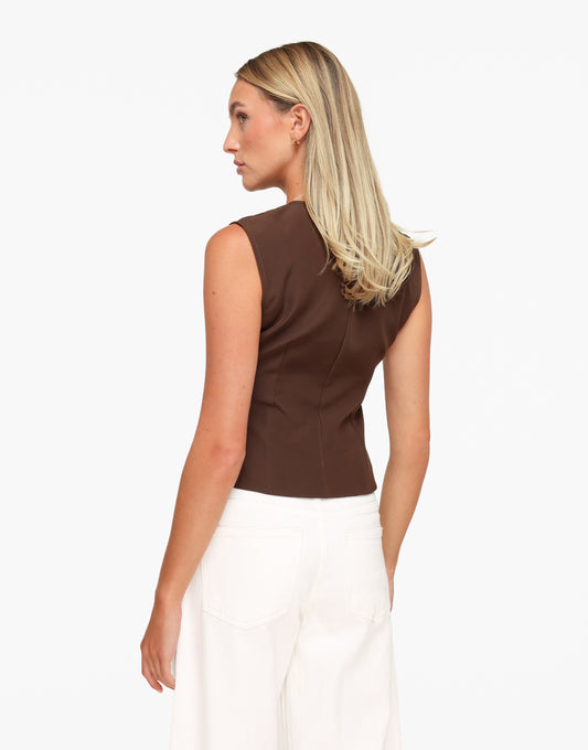 KLEDING-BRUINE-MOUWLOZE-SCHUIN-AFLOPENDE-TOP-03