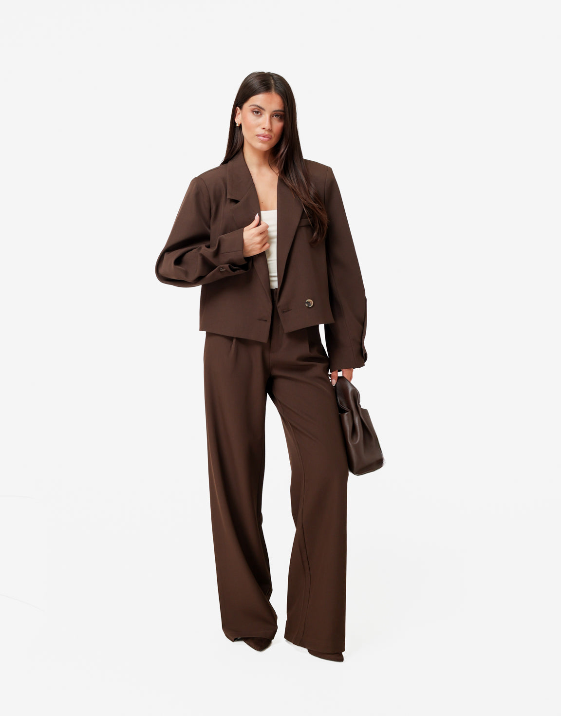 KLEDING-BRUINE-OMGESLAGEN-CROPPED-BLAZER-WIJDE-PASVORM-PANTALON.-01