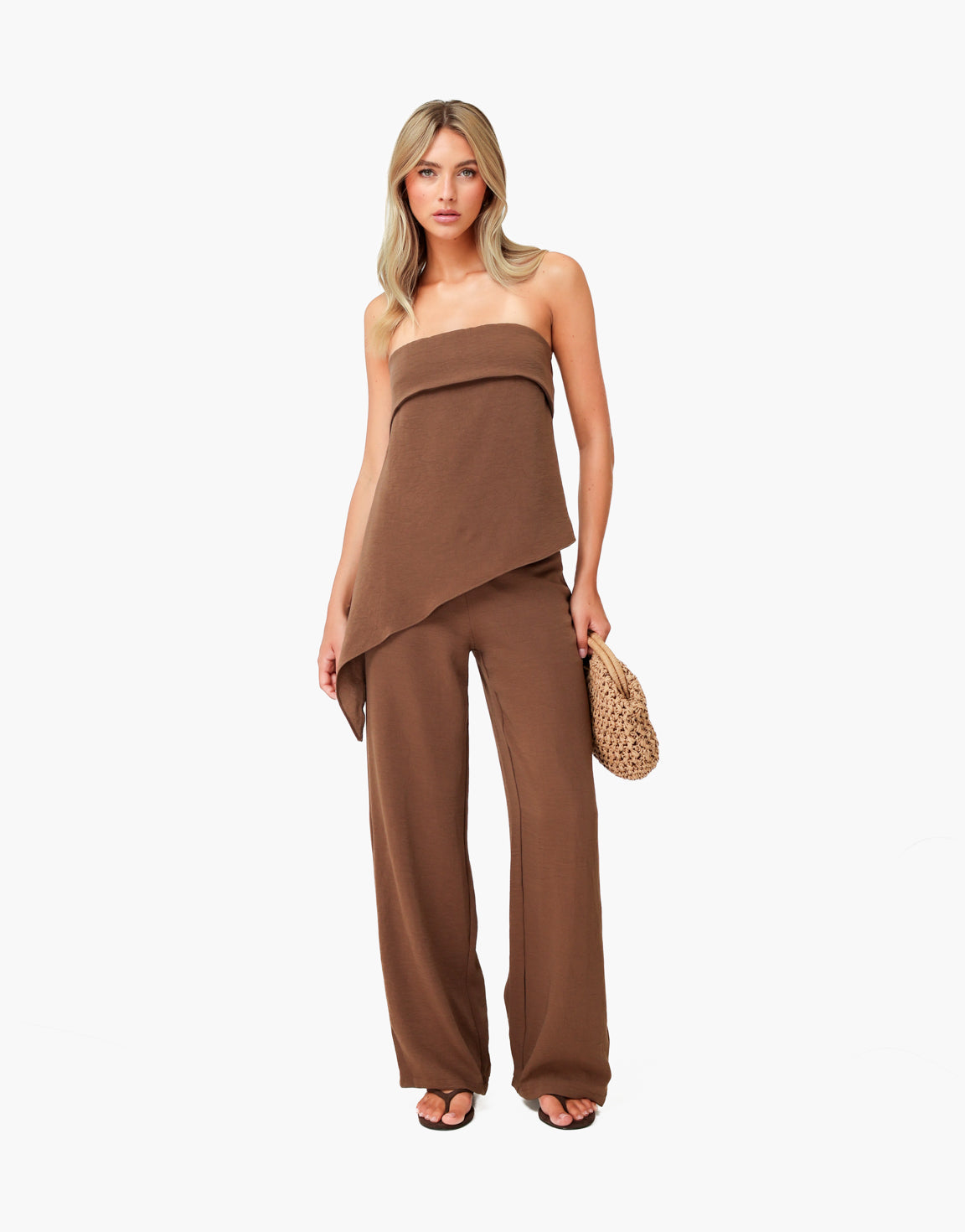 KLEDING-BRUINE-STRAPLESS-OMGESLAGEN-TOP-WIJDE-BROEK-04