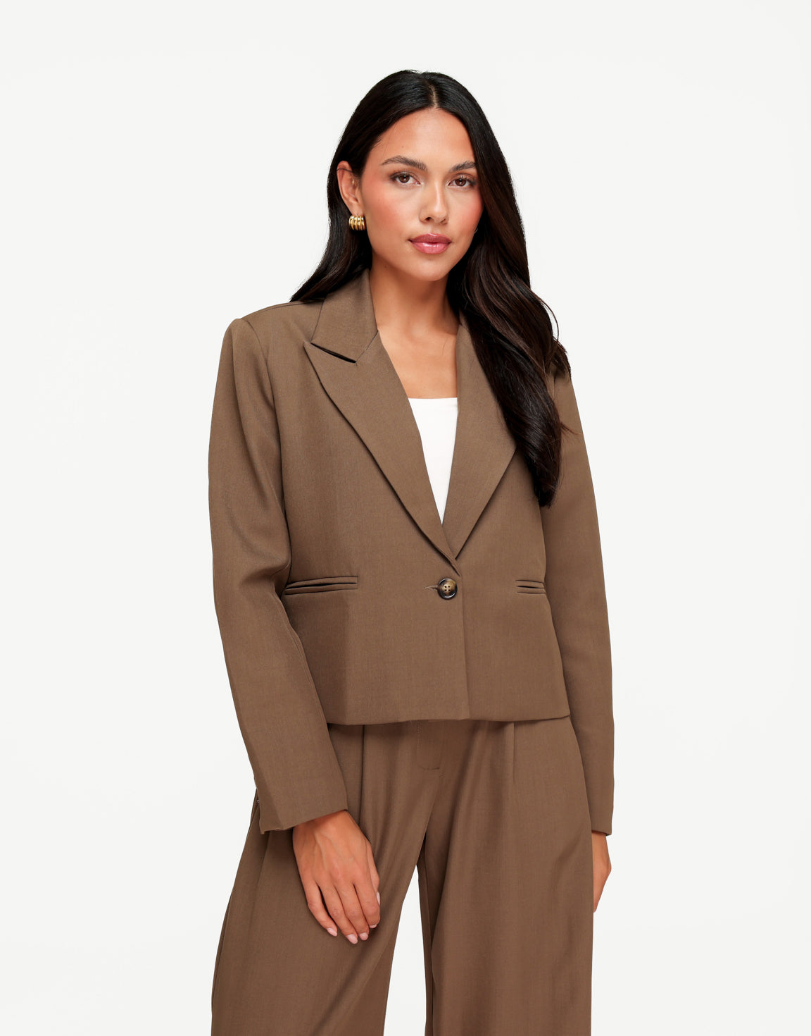 KLEDING-BRUINE-VHALS-CROPPED-BLAZER-SET-VOORAANZICHT.01_6dff57ab-89c9-4128-8858-0f21a5b9f6fc