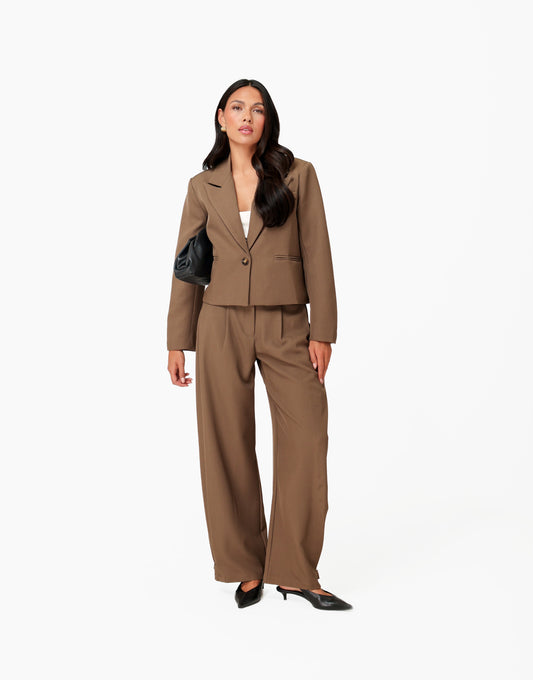 KLEDING-BRUINE-VHALS-CROPPED-BLAZER-SET-VOORAANZICHT.06_df9d5498-1626-4ff7-a379-db2fd58526b4