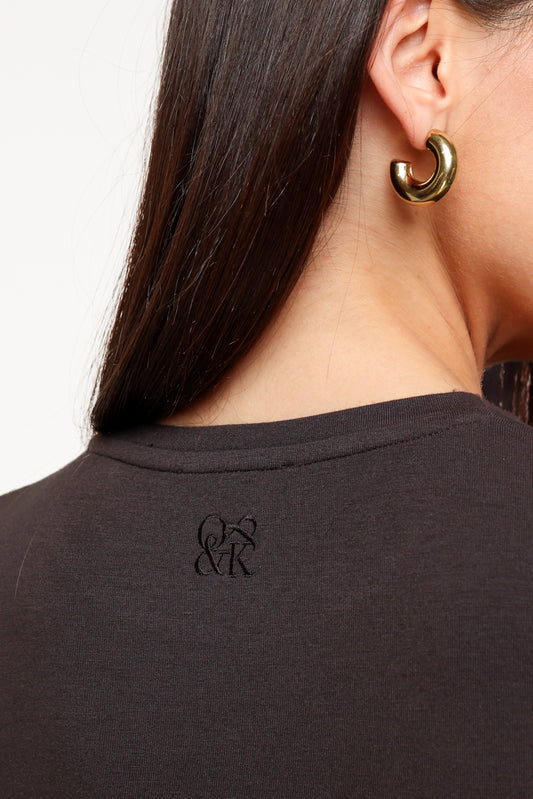 KLEDING-DONKERBRUINE-BASIC-LANGE-MOUWEN-TOP-DONKERBRUINE-JOGGINGSBROEK-03