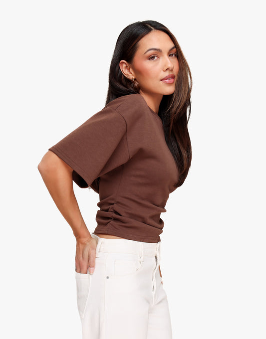 KLEDING-DONKERBRUINE-GETAILLEERDE-TSHIRT-01