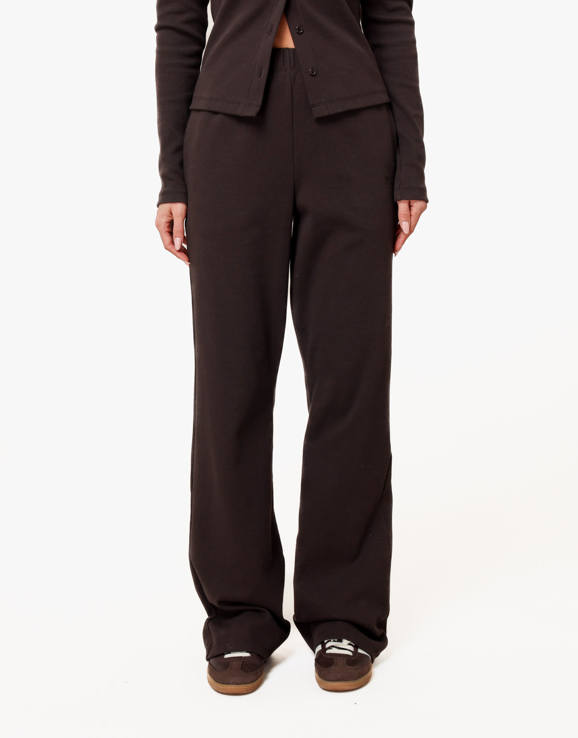 KLEDING-DONKERBRUINE-LOUNGE-LANGE-MOUWEN-TOP-LOUNGE-BROEK-10