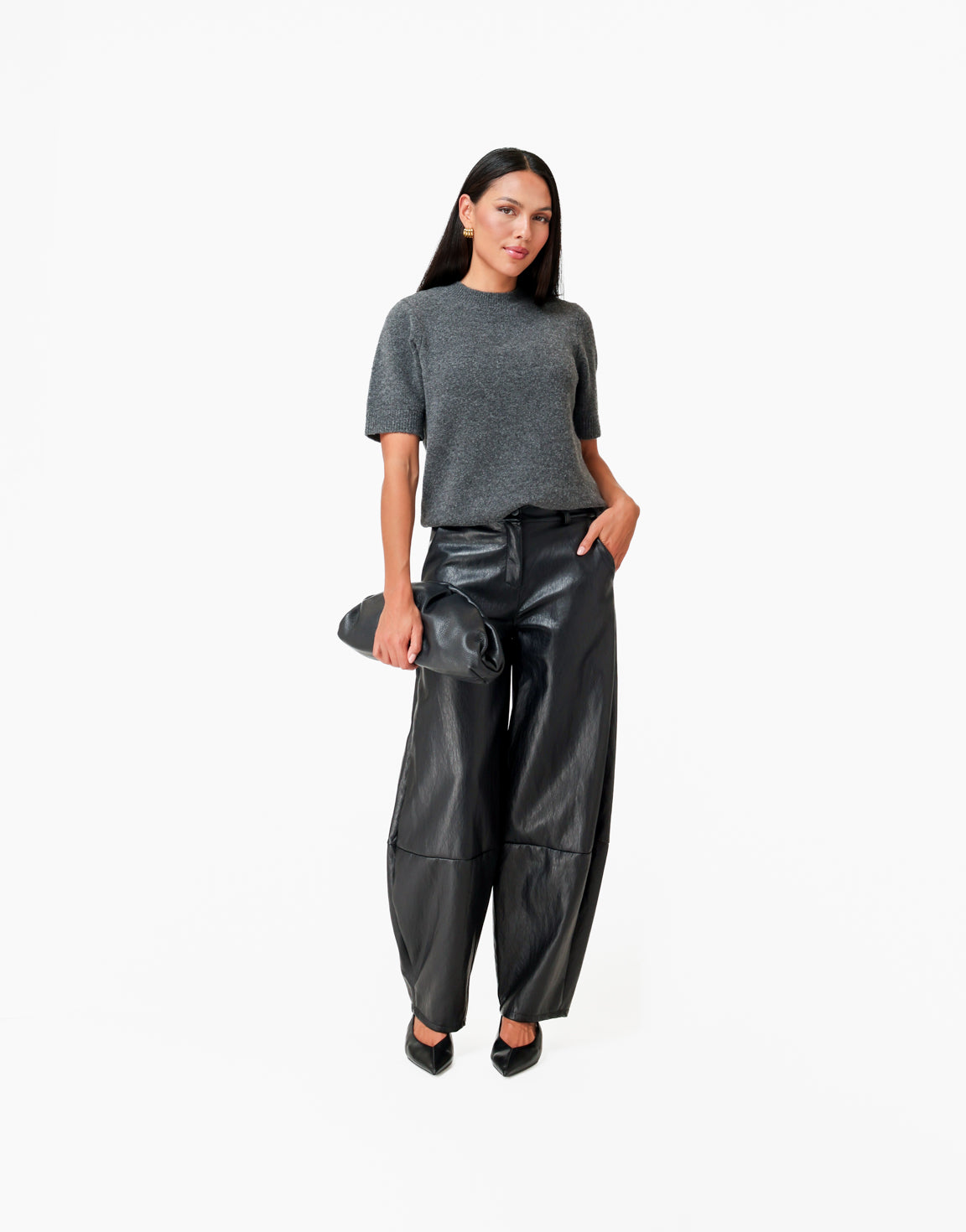 KLEDING-DONKERGRIJZE-GEBREIDE-RONDE-HALS-KORTE-MOUWEN-TOP-ZWARTE-PU-LEREN-BALLON-BROEK-01