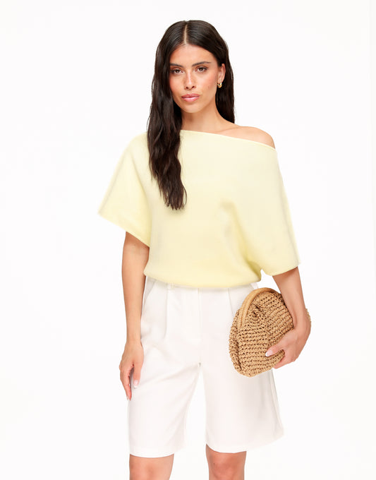 KLEDING-LICHTGELE-GEBREIDE-OFF-SHOULDER-TOP-WITTE-EDIT-LANGE-SHORT-01