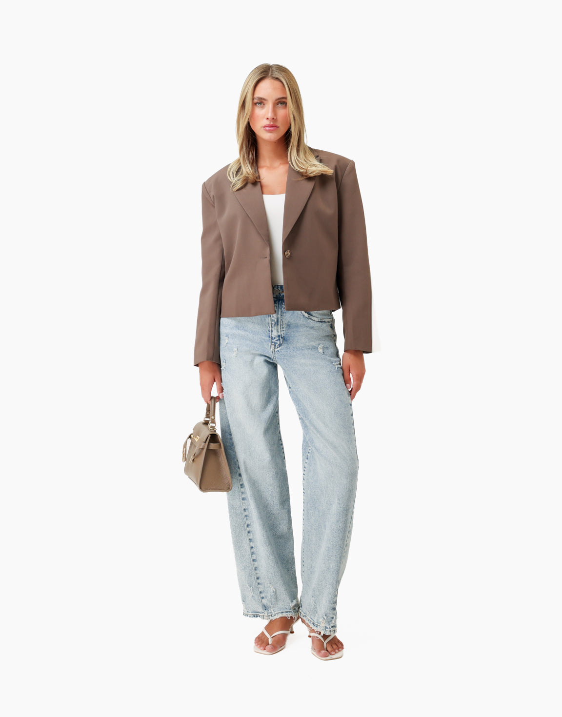 KLEDING-TAUPE-CROPPED-BLAZER-LICHTBLAUWE-JEANS-01