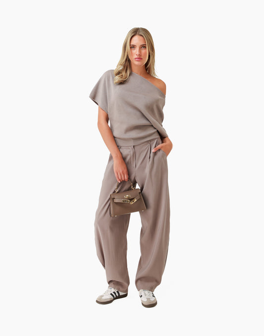 KLEDING-TAUPE-GEBREIDE-OFF-SHOULDER-TRUI-TAUPE-LUCHTIGE-BALLON-PANTALON-01