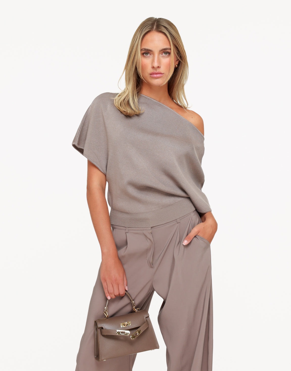 KLEDING-TAUPE-GEBREIDE-ONE-SHOULDER-TOP-01