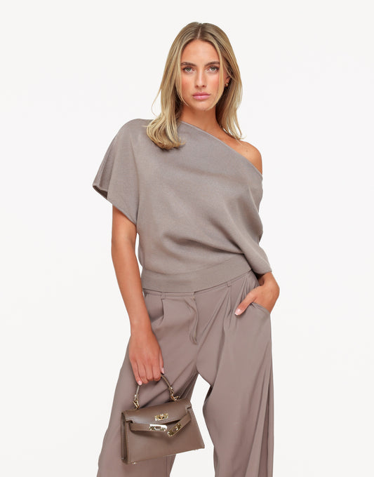 KLEDING-TAUPE-GEBREIDE-ONE-SHOULDER-TOP-01