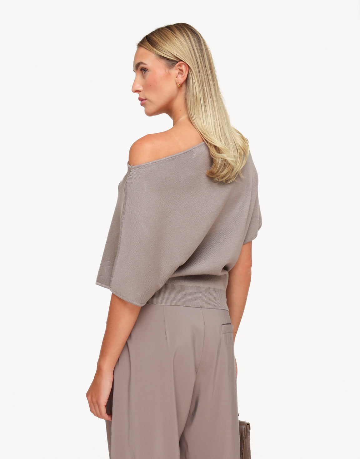 KLEDING-TAUPE-GEBREIDE-ONE-SHOULDER-TOP-02