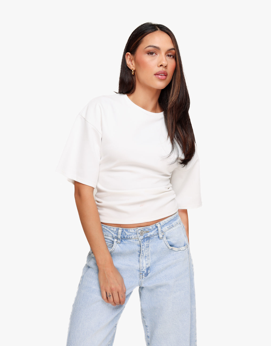 KLEDING-WITTE-GETAILLEERDE-TSHIRT-03