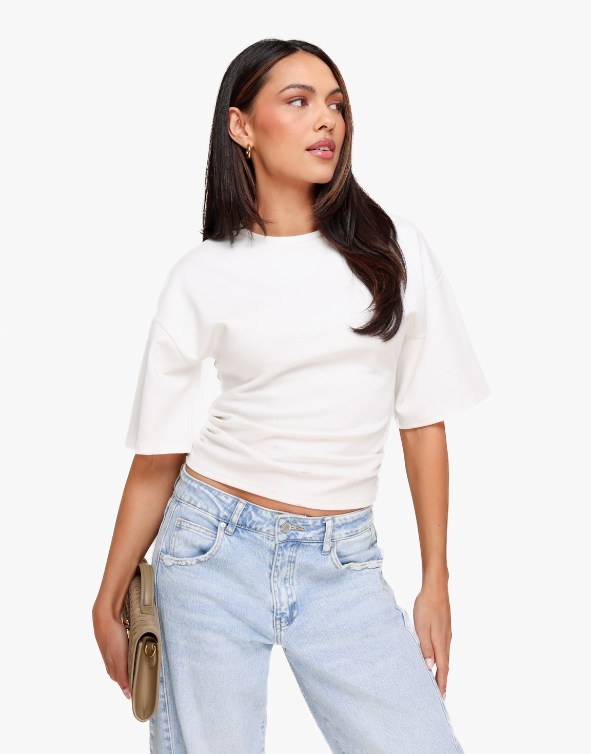 KLEDING-WITTE-GETAILLEERDE-TSHIRT