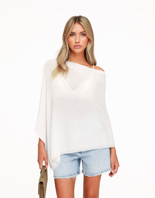 KLEDING-WITTE-OVERSLAG-CAPE-TOP-BLAUWE-DENIM-DETAILS-SHORT-02