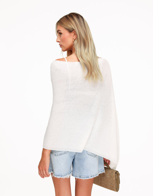KLEDING-WITTE-OVERSLAG-CAPE-TOP-BLAUWE-DENIM-DETAILS-SHORT-03
