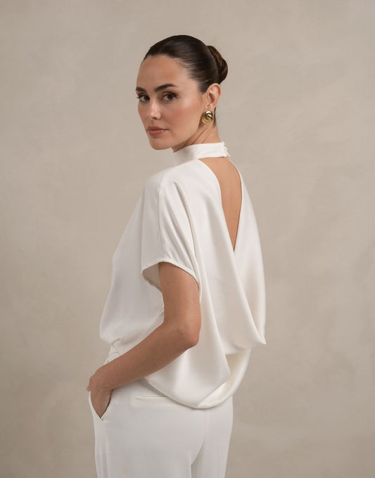 KLEDING-WITTE-SATIJNEN-OPEN-RUG-SS-TOP-WITTE-WIJDE-PANTALON-01
