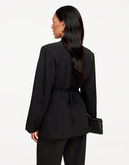 KLEDING-ZWARTE-CEINTUUR-BLAZER-ZWARTE-PANTALON-ACHTERAANZICHT