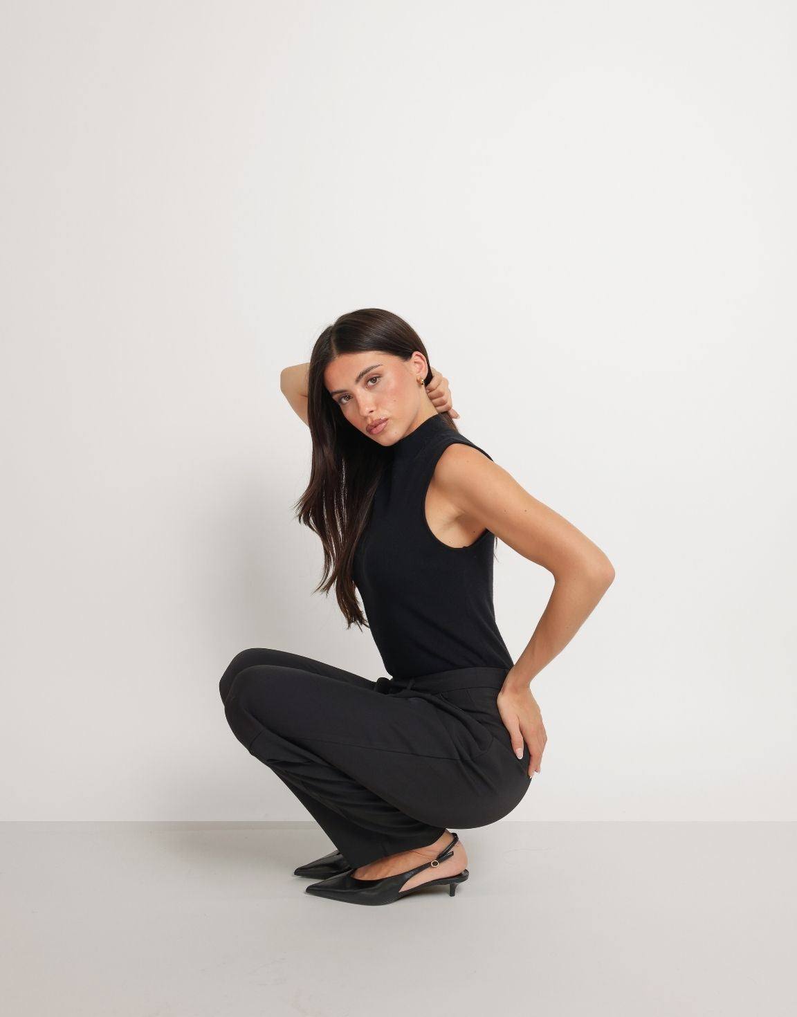 KLEDING-ZWARTE-MOUWLOZE-GEBREIDE-TOP-PANTALON