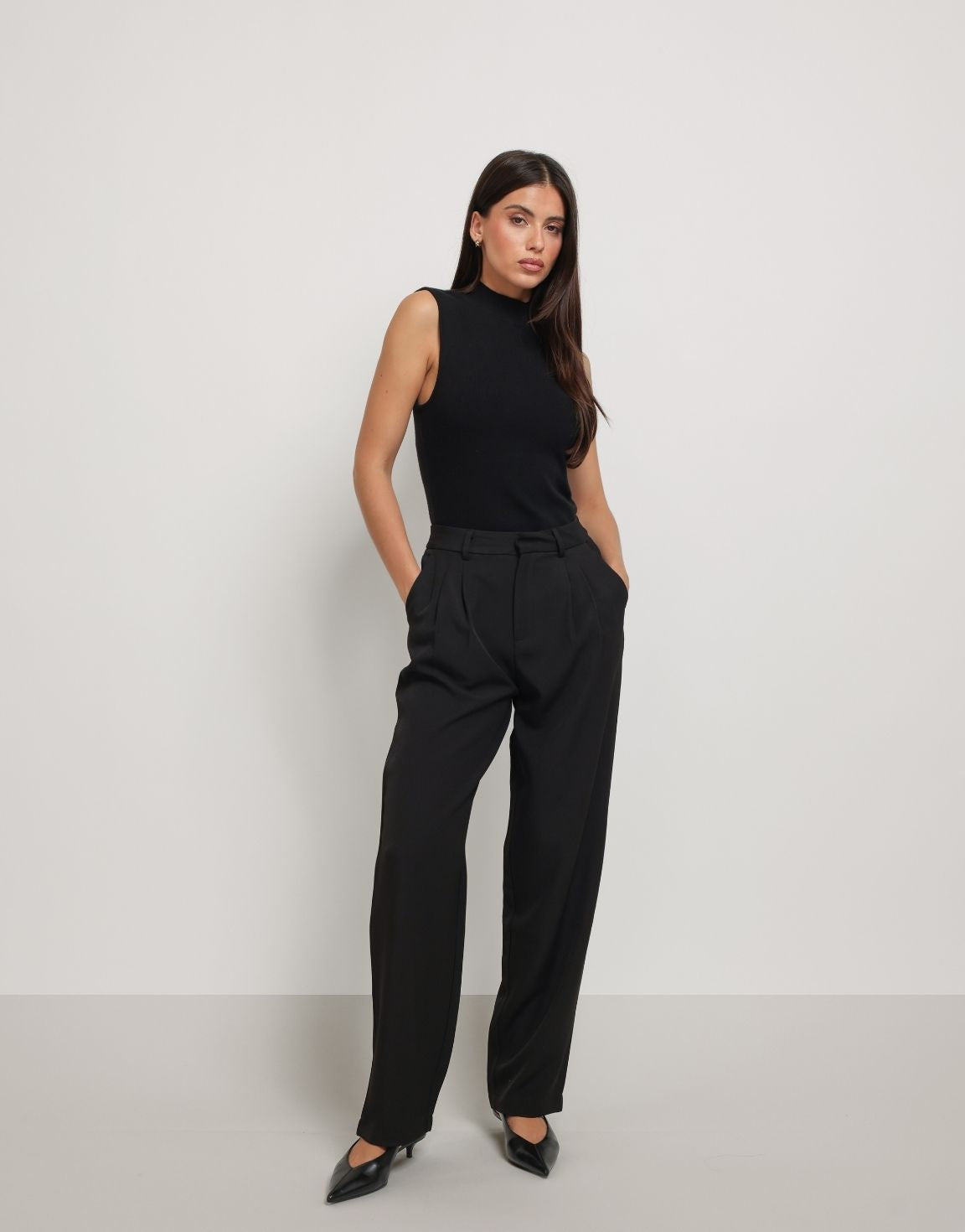 KLEDING-ZWARTE-MOUWLOZE-GEBREIDE-TOP-ZWARTE-PANTALON