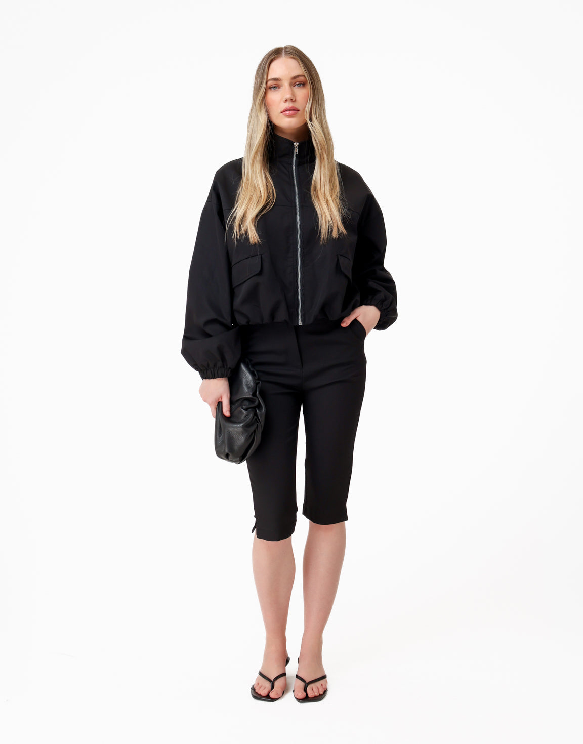 KLEDING-ZWARTE-PUFFY-ACHTERKANT-DETAIL-JAS-ZWARTE-CAPRI-BROEK-06