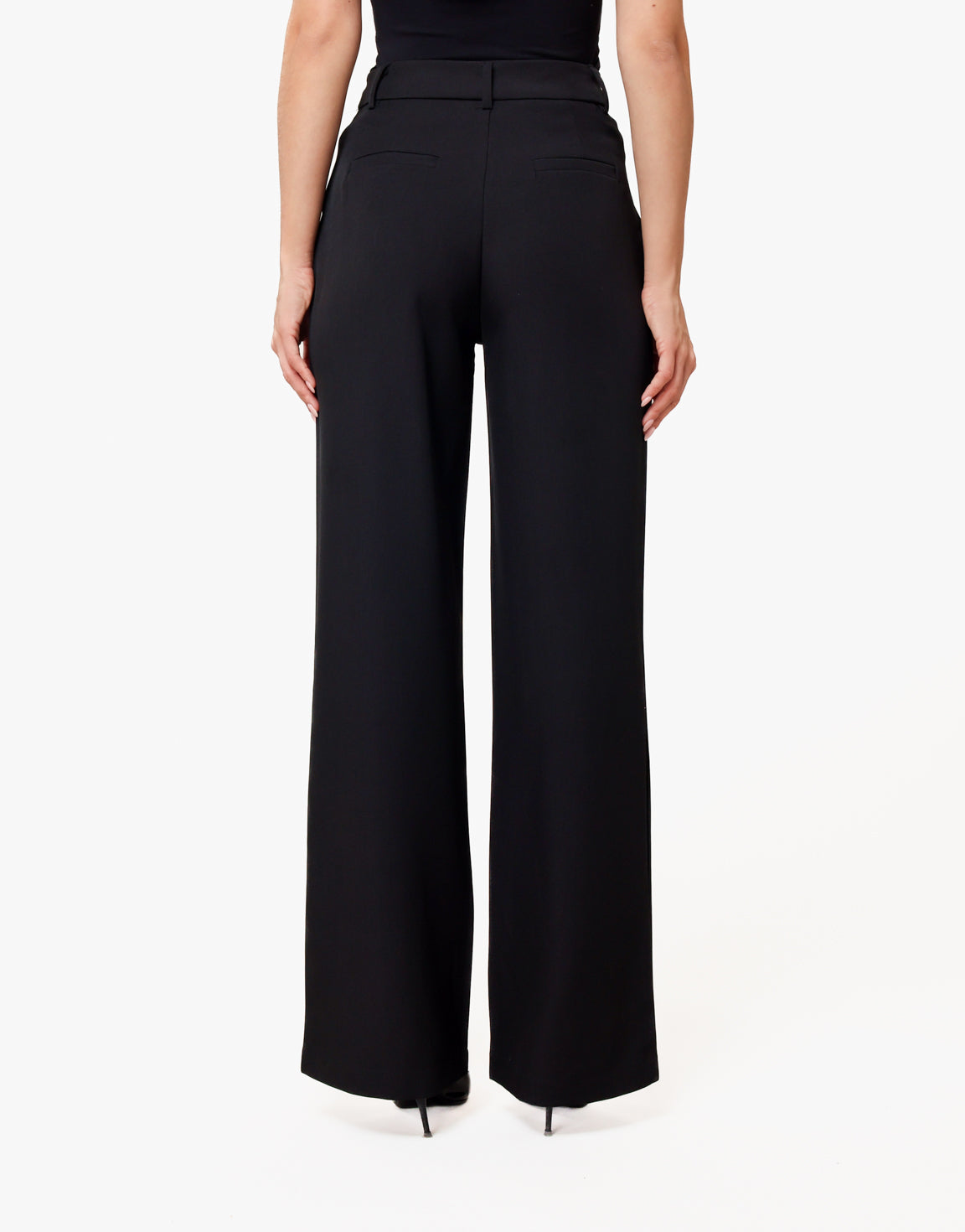 KLEDING-ZWARTE-RECHTE-PANTALON-01