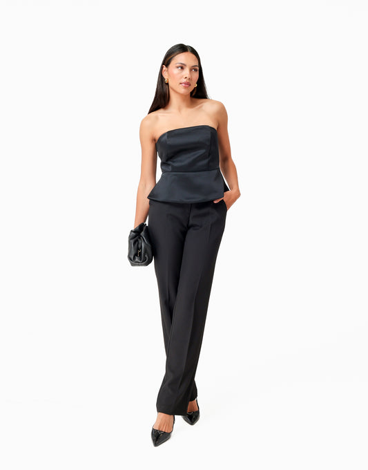 KLEDING-ZWARTE-STRAPLESS-PEPLUM-SATIJNEN-TOP-ZWARTE-LANGE-PANTALON-03