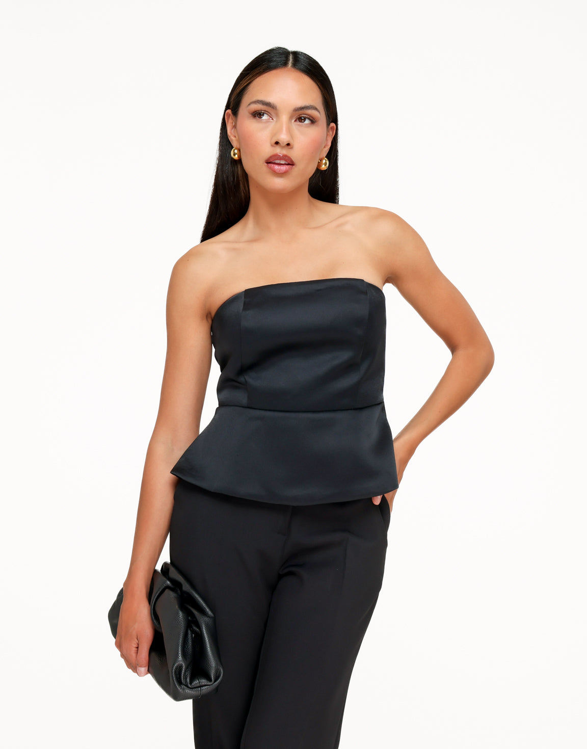 KLEDING-ZWARTE-STRAPLESS-PEPLUM-SATIJNEN-TOP-ZWARTE-LANGE-PANTALON-06