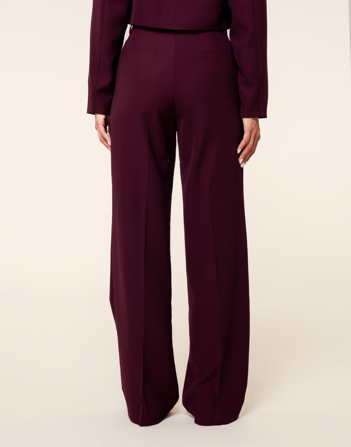 aubergine-studio-pantalon-1666088_2a653373-8fe1-4e9d-b273-8e128858ee9e