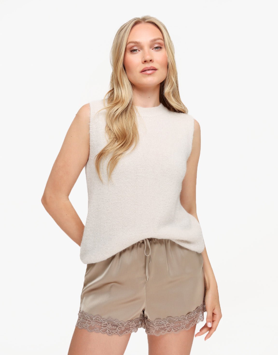 Beige Mouwloze Fluffy Top + Taupe Satijnen Kanten Short - Set - Olivia & Kate