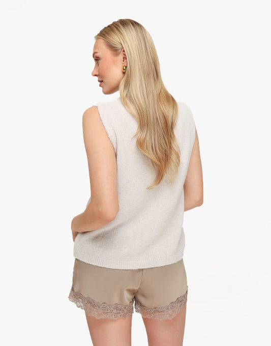 Beige Mouwloze Fluffy Top + Taupe Satijnen Kanten Short - Set - Olivia & Kate