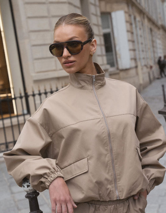 Donker Taupe Puffy Elastische Onderkant - Jas - Olivia & Kate