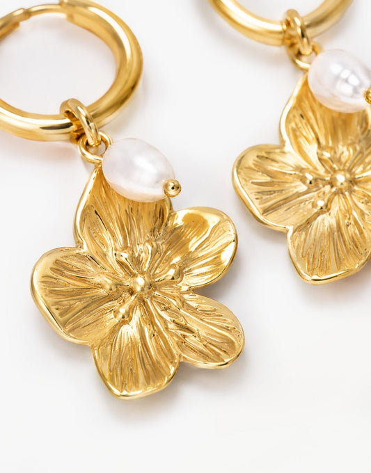 Gouden Bloemen Hanger Parel - Oorbellen - Olivia & Kate