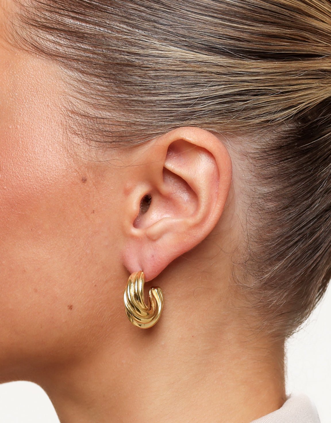 Gouden Middel Gedraaide - Oorbellen - Olivia & Kate