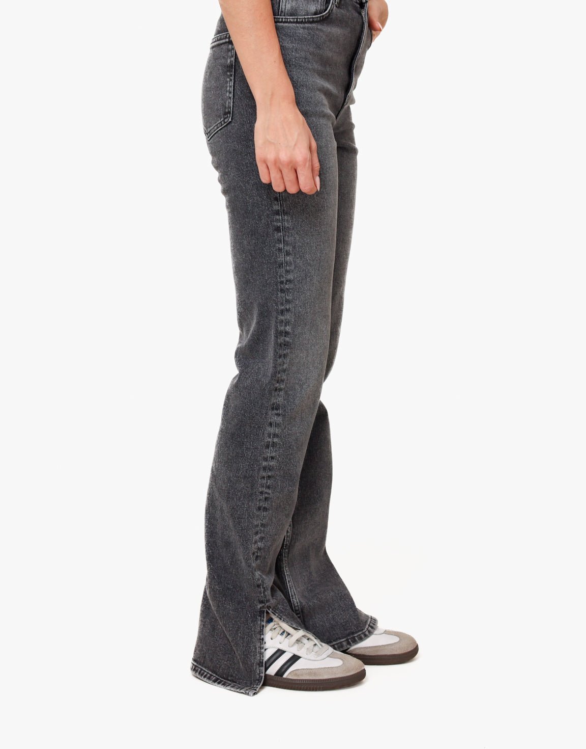 Grijze Rechte Spijkerbroek + Zwarte Basic SS Top - Set - Olivia & Kate