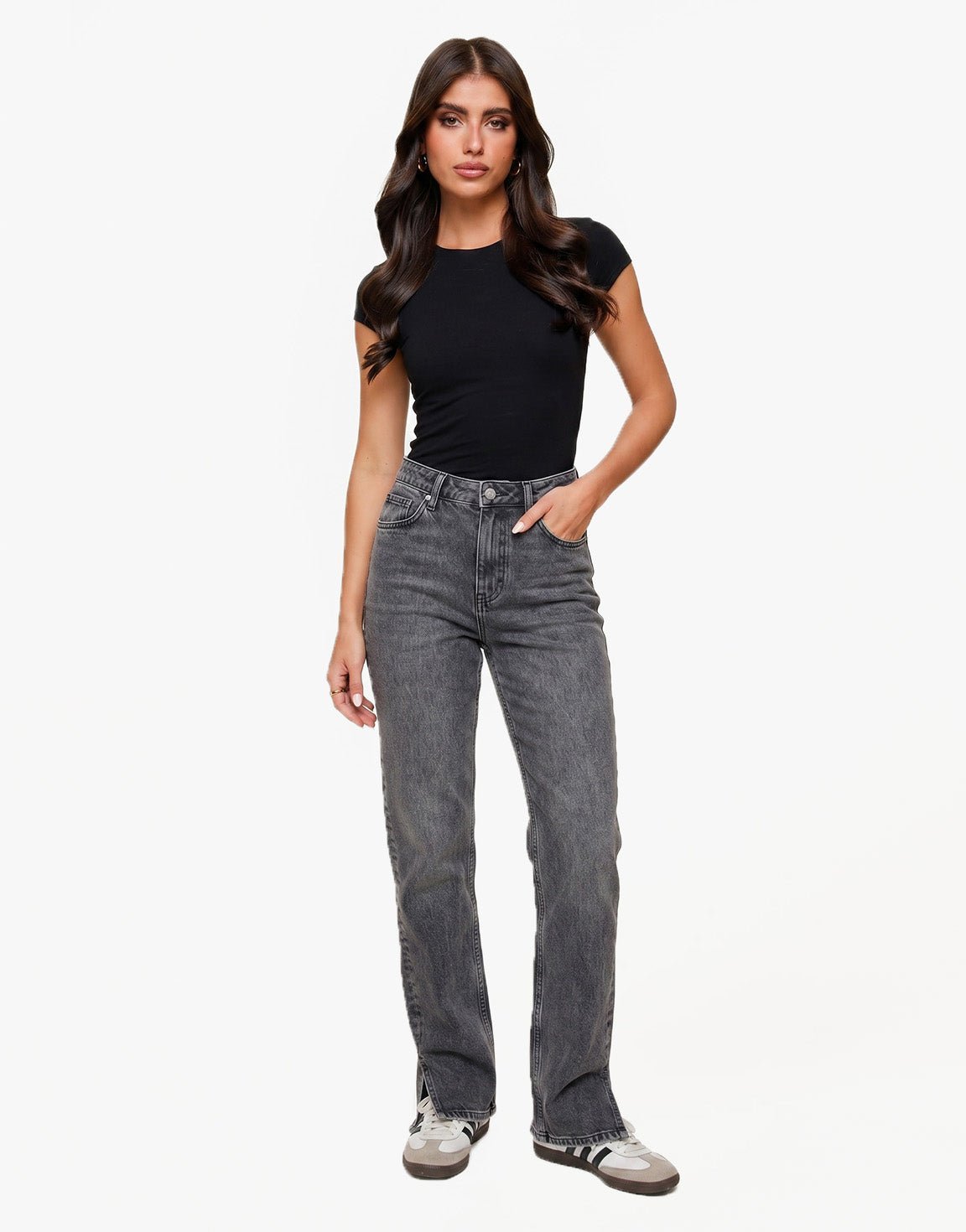 Grijze Rechte Spijkerbroek + Zwarte Basic SS Top - Set - Olivia & Kate