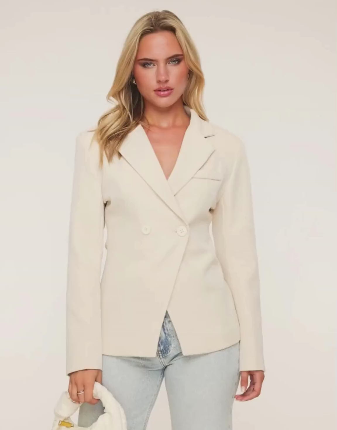KLEDING-BEIGE-CLASSIC-GETAILLEERDE-BLAZER

