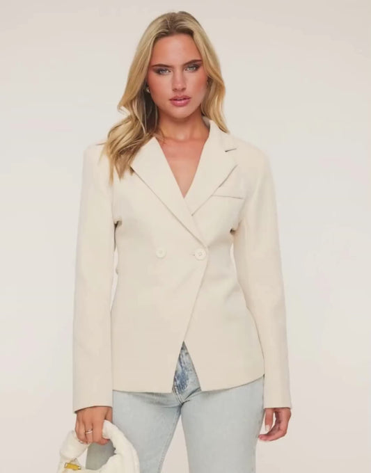 KLEDING-BEIGE-CLASSIC-GETAILLEERDE-BLAZER

