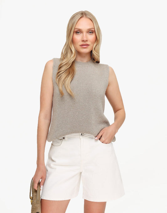 Taupe Mouwloze Fluffy - Top - Olivia & Kate