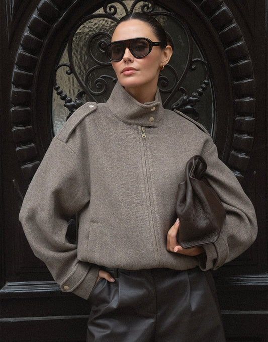 Taupe Puffy Mouw Details Elastische Onderkant - Jas - Olivia & Kate