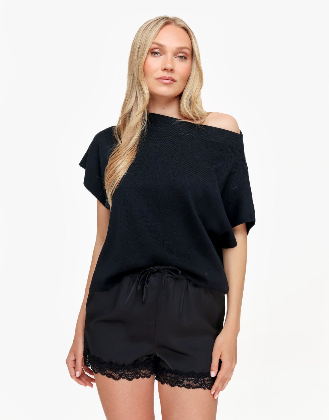 Zwarte Gebreide One Shoulder Top+ Zwarte Satijnen Kanten Short - Set - Olivia & Kate