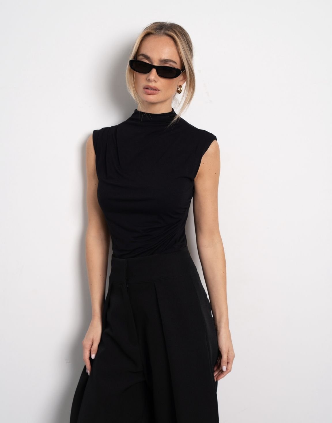 Zwarte Geplooide Col SS - Top - Olivia & Kate